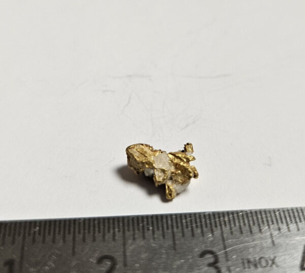 Sehr schönes Schweizer Goldnugget Kristallin mit Quarz 0.8 Gramm Region Vorderhein Sehr selten!