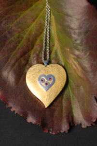 Schweizer Natur-Goldherz mit Granat und Platin