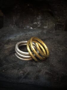 Ring aus Schweizer Naturgold und ein Ring aus Silber