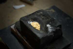 Goldflitter zum Einschmelzen bereit